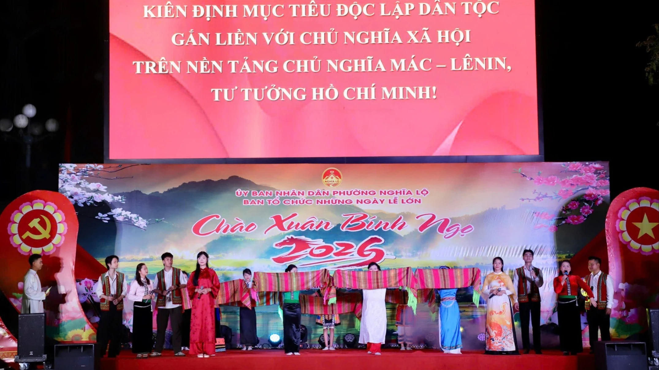 Biểu diễn văn nghệ tại chương trình.