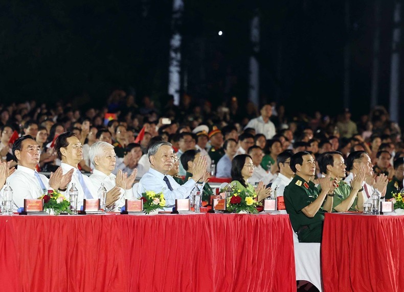 Tổng Bí thư Tô Lâm và các đại biểu dự Chương trình nghệ thuật “Đất nước trọn niềm vui”. Tổng Bí thư Tô Lâm và các đại biểu dự Chương trình nghệ thuật “Đất nước trọn niềm vui”.