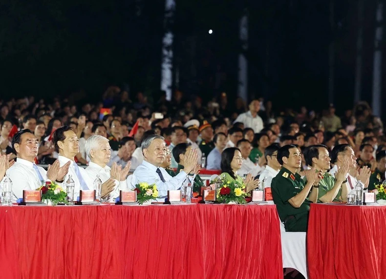 Tổng Bí thư Tô Lâm và các đại biểu dự Chương trình nghệ thuật “Đất nước trọn niềm vui”.