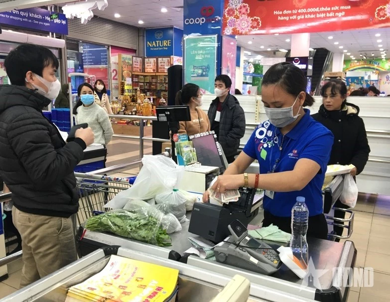 Người dân mua hàng hóa tại siêu thị ở Hà Nội.