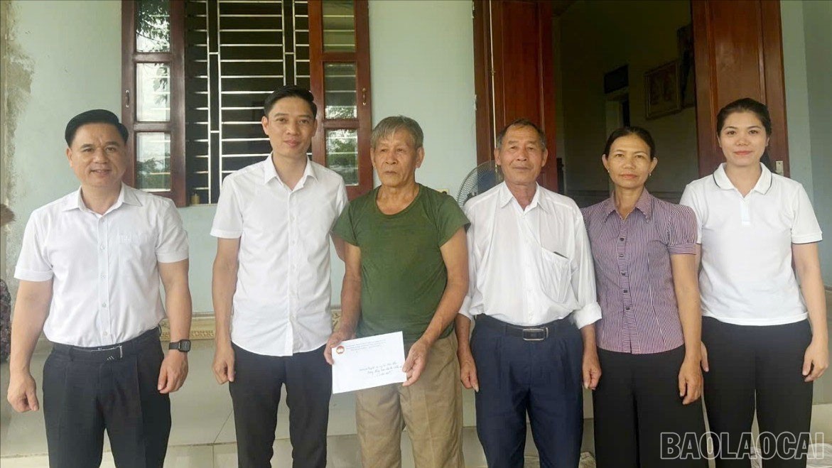 Đoàn đến thăm, tặng quà ông Nguyễn Văn Đảo. image.jpg