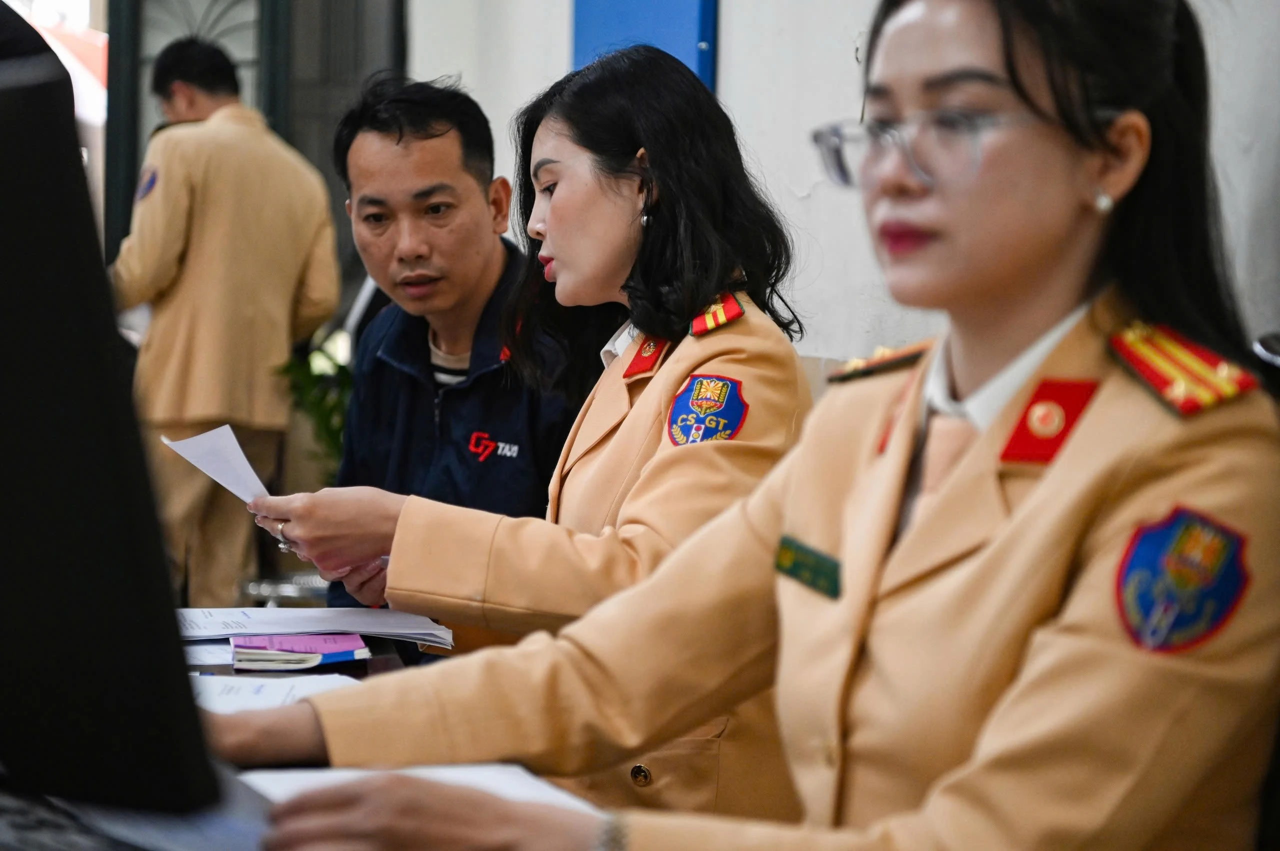 CSGT khuyến nghị, người dân nên thực hiện cấp, đổi giấy phép lái xe bằng hình thức trực tuyến, nhằm giảm thiểu thời gian đi lại.