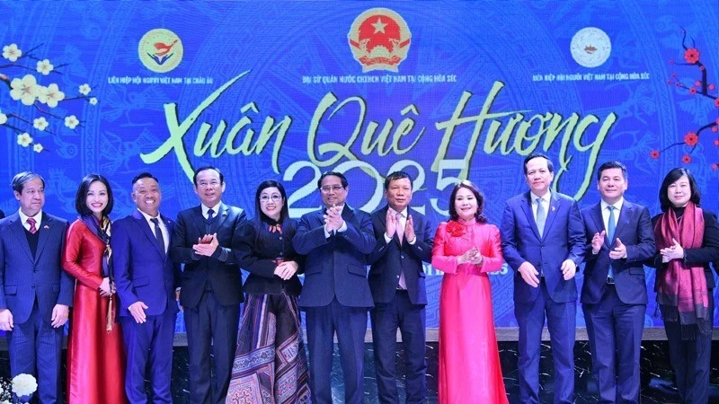 Thủ tướng Phạm Minh Chính và Phu nhân cùng lãnh đạo Liên hiệp Hội Người Việt Nam tại châu Âu.