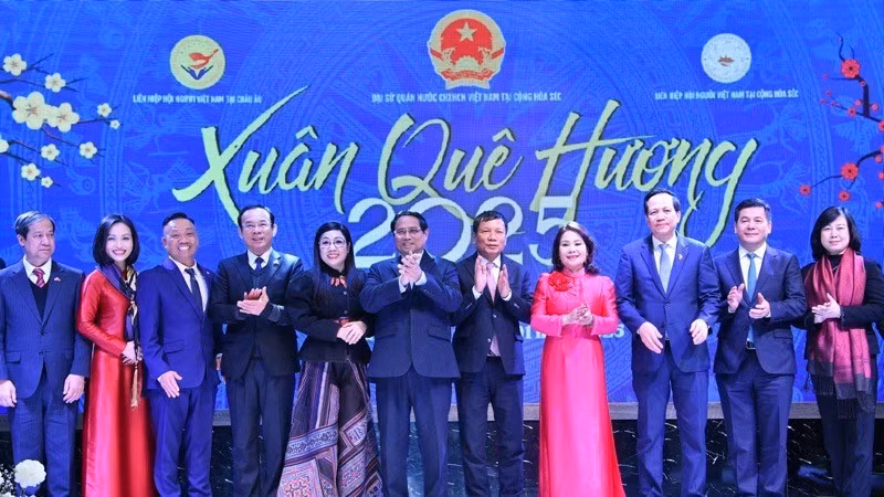 Thủ tướng Phạm Minh Chính và Phu nhân cùng lãnh đạo Liên hiệp Hội Người Việt Nam tại châu Âu.