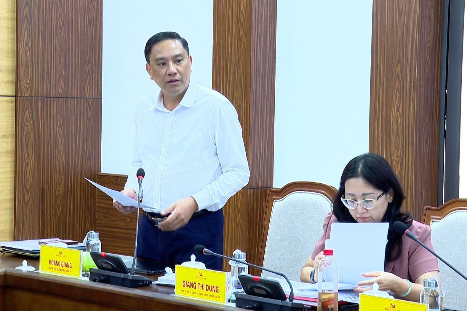 Đồng chí Hoàng Giang, Phó Bí thư Thường trực Tỉnh ủy phát biểu tại cuộc họp. sequence-0100-02-28-15still018.jpg