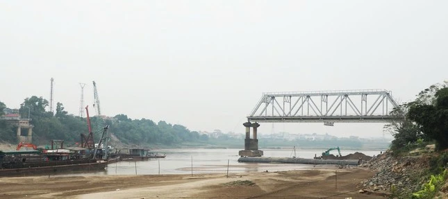 Bộ trưởng Trần Hồng Minh yêu cầu các đơn vị thi công cầu Phong Châu mới phải phải hoàn thành đúng ngày 22/12/2025.