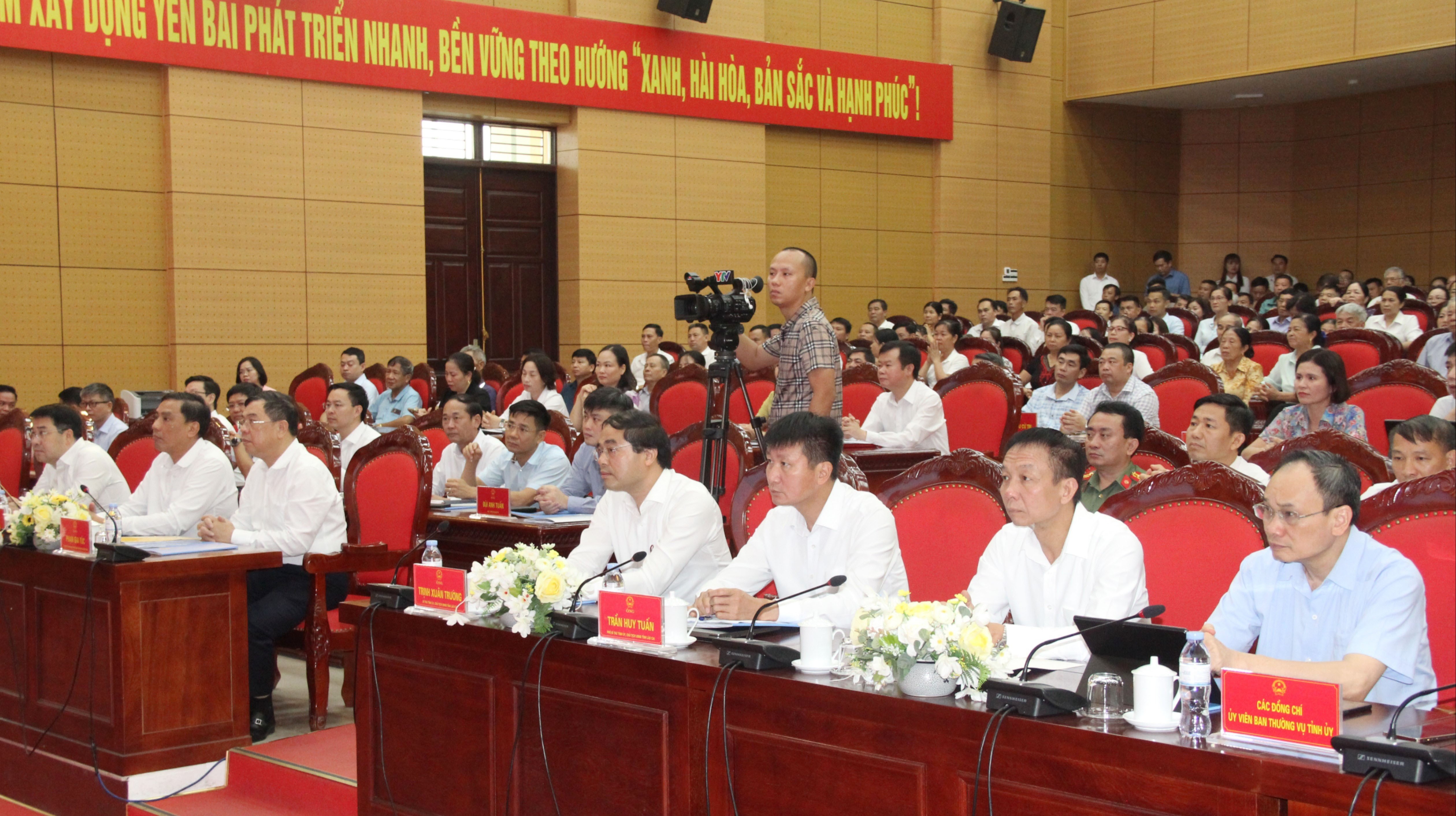 Các đồng chí lãnh đạo tỉnh tham dự Hội nghị. 15-1321.jpg