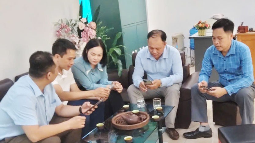 Công chức Ban Xây dựng Đảng phối hợp với cán bộ Tổ công tác số 9 của Tỉnh ủy tích cực hưởng ứng triển khai phong trào “Bình dân học vụ số”, đặc biệt là cài đặt và sử dụng ứng dụng sổ tay đảng viên điện tử. 2-1830.jpg