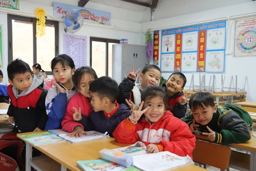 Những đứa trẻ Làng Nủ trong lớp học mới, mang trong mình niềm hy vọng về một tương lai tươi sáng, nơi tri thức sẽ là chiếc chìa khóa mở ra cánh cửa mùa Xuân vươn lên.