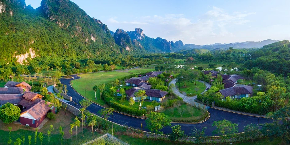 Hoà Bình hấp dẫn với trải nghiệm tắm khoáng và văn hoá tết xứ Mường.