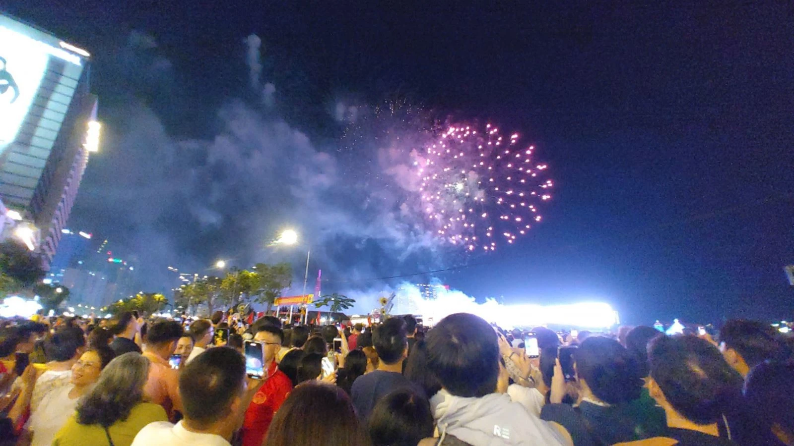 Người dân xem bắn pháo hoa tại khu vực hầm vượt sông Sài Gòn.