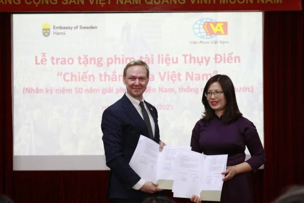 Đại diện Đại sứ quán Thụy Điển trao tặng bộ phim tài liệu cho Việt Nam.