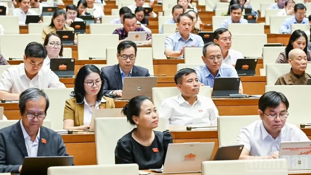 Các đại biểu Quốc hội dự phiên họp toàn thể ở hội trường tại Kỳ họp không thường lệ thứ nhất, Quốc hội khóa XVI.
