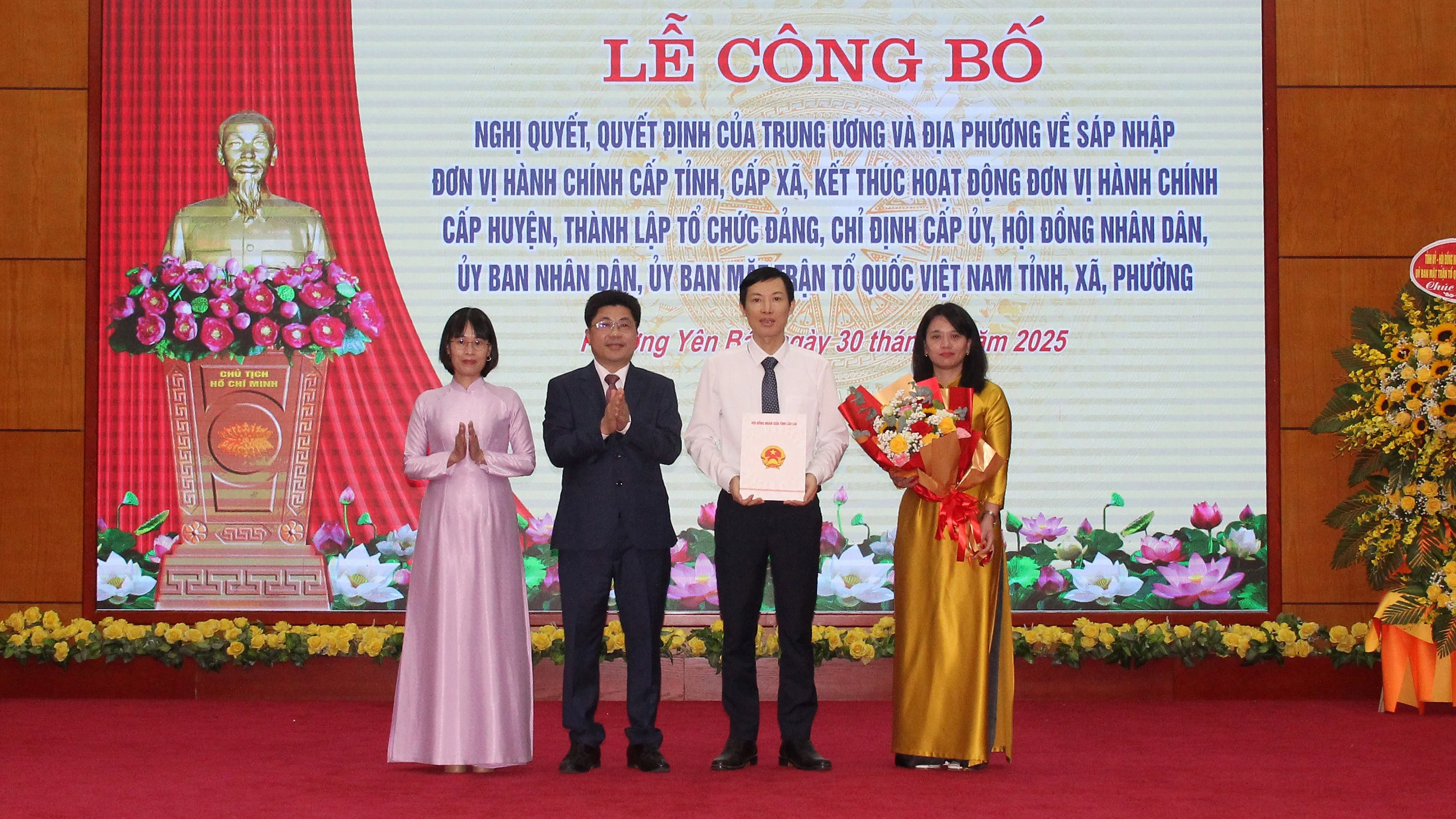 Trao quyết định về công tác cán bộ.