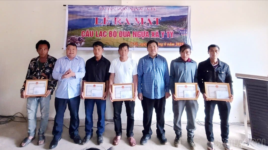 Khen thưởng những nài ngựa có nhiều thành tích trong các giải đua ngựa. br-3-2582.jpg