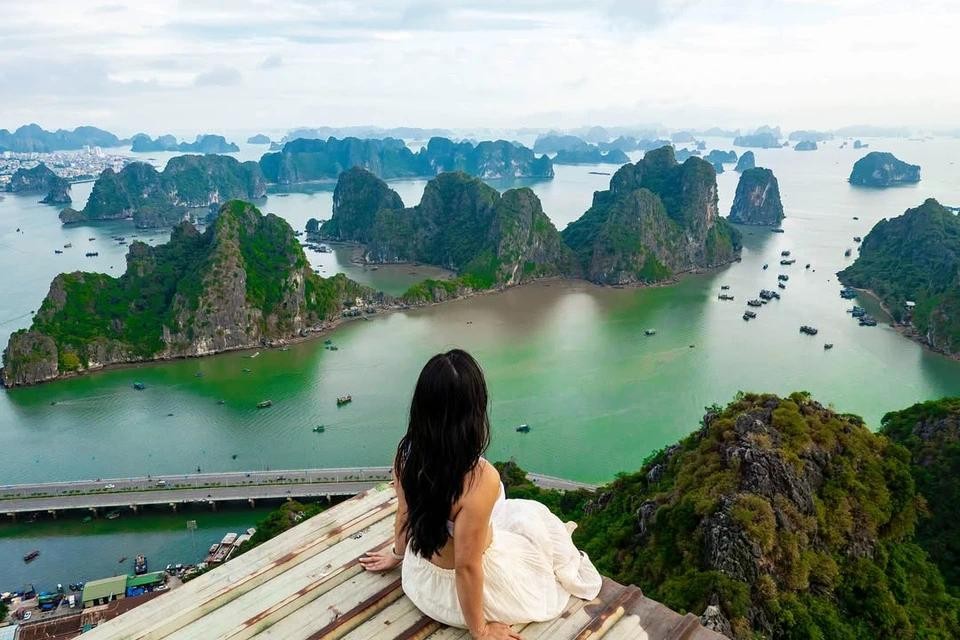 Tầm nhìn toàn cảnh vịnh Hạ Long từ núi Bài Thơ. Tầm nhìn toàn cảnh vịnh Hạ Long từ núi Bài Thơ.