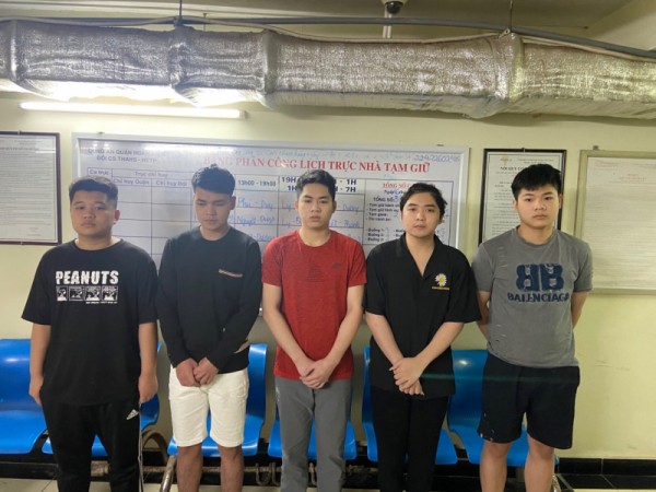 Các đối tượng bị Công an quận Hoàn Kiếm bắt giữ. Các đối tượng bị Công an quận Hoàn Kiếm bắt giữ.