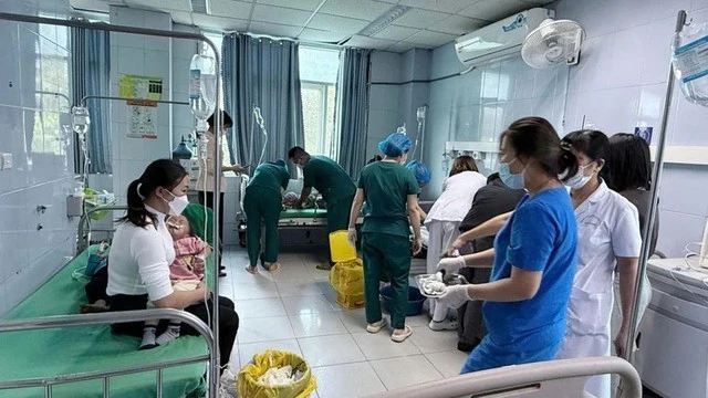 Các cháu bị ngộ độc phải nhập viện cấp cứu.