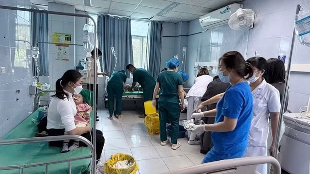 Các cháu bị ngộ độc phải nhập viện cấp cứu.