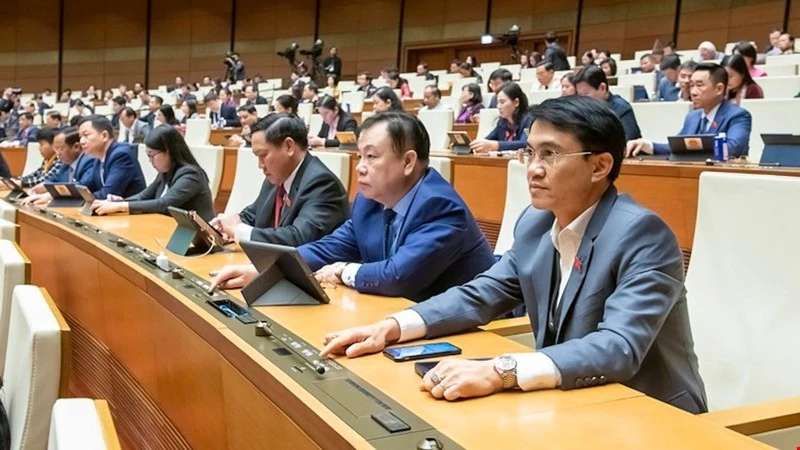 Các đại biểu Quốc hội biểu quyết thông qua Luật Ban hành văn bản quy phạm pháp luật (sửa đổi).