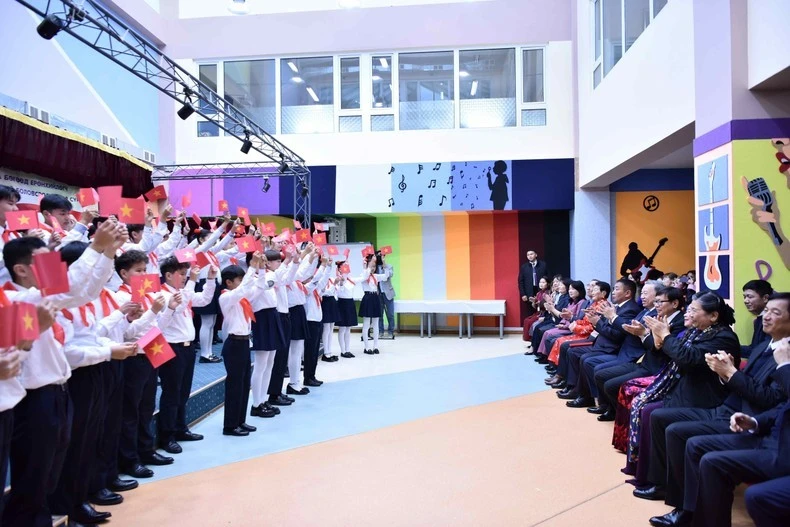 Học sinh nhà trường biểu diễn văn nghệ chào mừng Tổng Bí thư, Chủ tịch nước đến thăm trường.