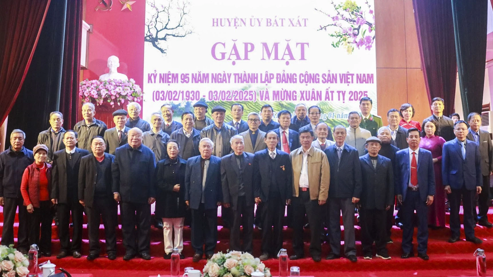 dai-bieu-chup-anh-luu-niem-voi-ban-thuong-vu-huyen-uy-bat-xat.jpg