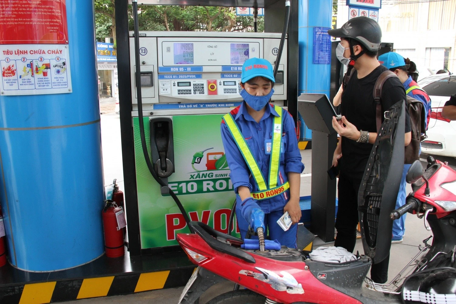 Giá xăng RON 95-III tăng thêm 230 đồng, lên mức 20.070 đồng/lít.