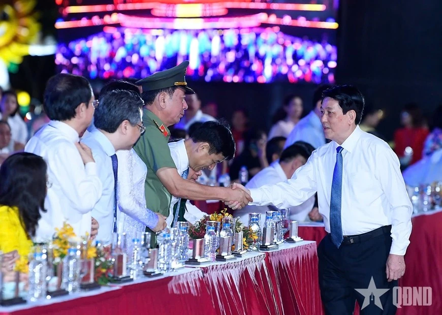 Chủ tịch nước Lương Cường với các đại biểu tại chương trình.