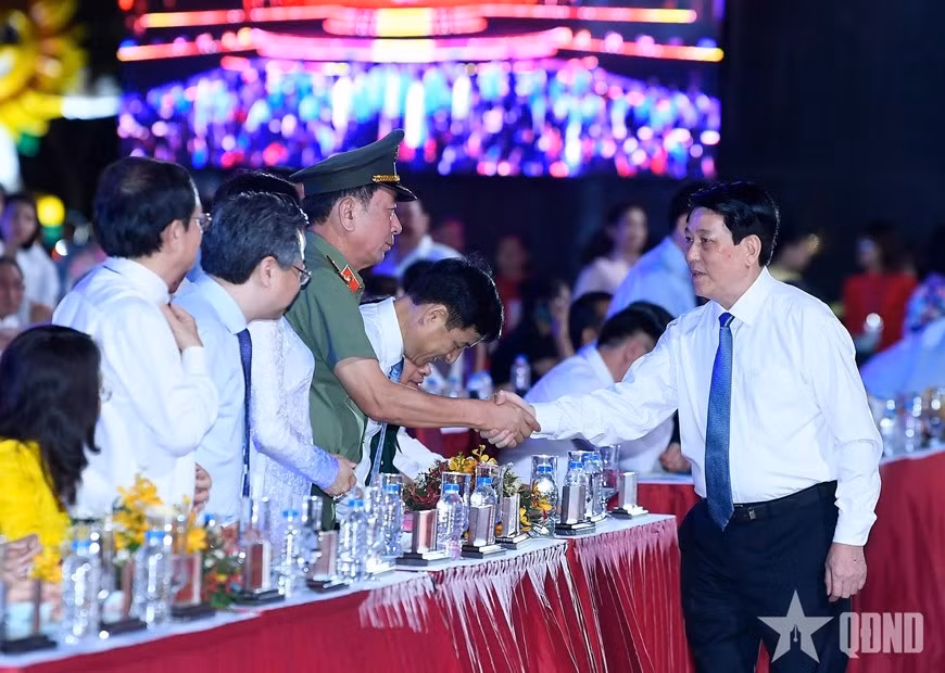 Chủ tịch nước Lương Cường với các đại biểu tại chương trình.