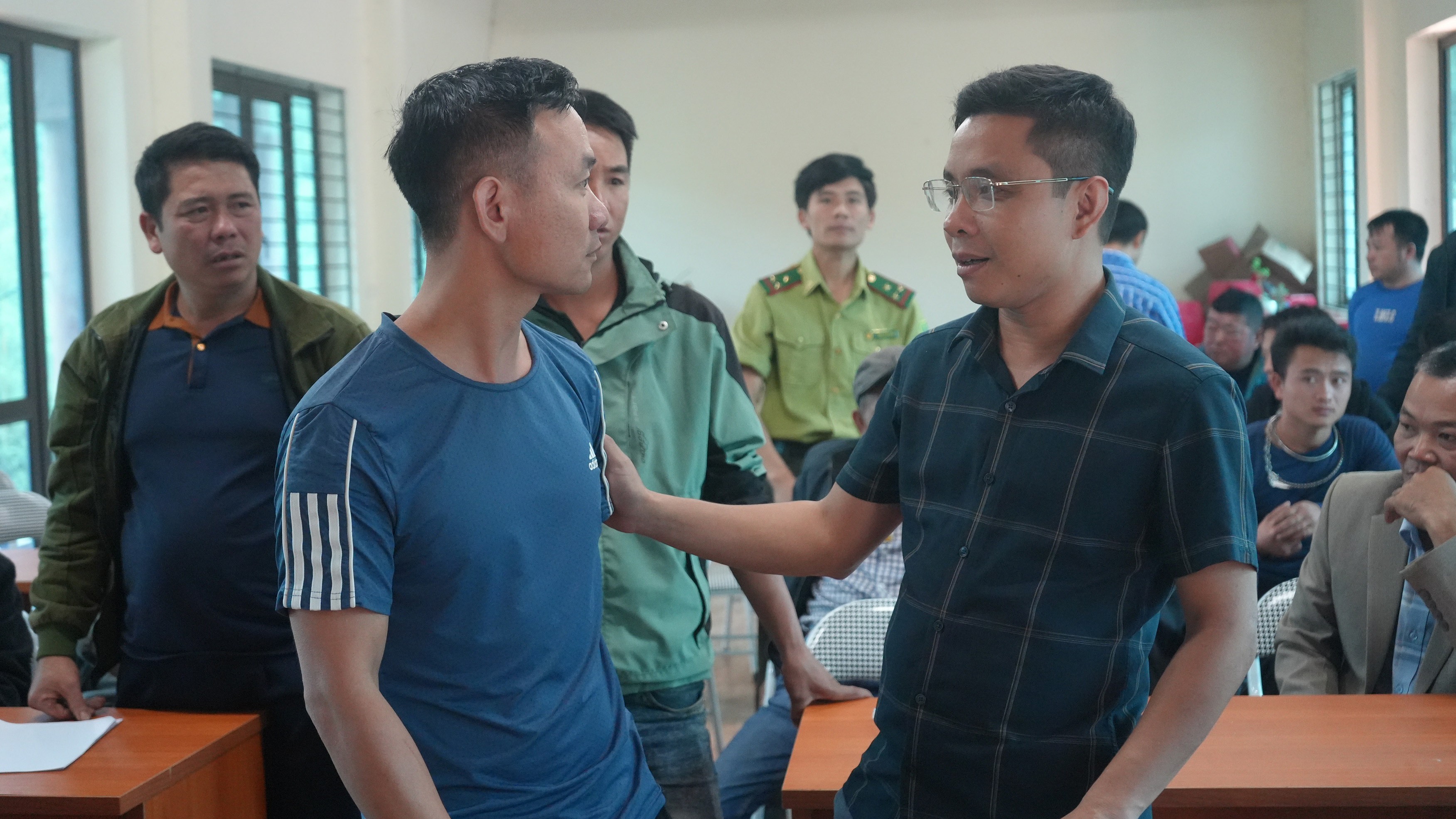 Lãnh đạo phường Sa Pa và người dân trao đổi về dự án. nguoi-dan-trao-doi-voi-lanh-dao-sa-pa-ve-du-an.jpg