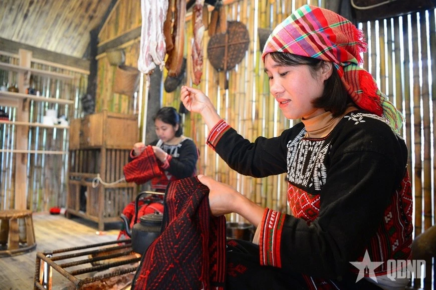 Phụ nữ Xá Phó (Lào Cai) chăm chút từng mũi thêu trên trang phục truyền thống.