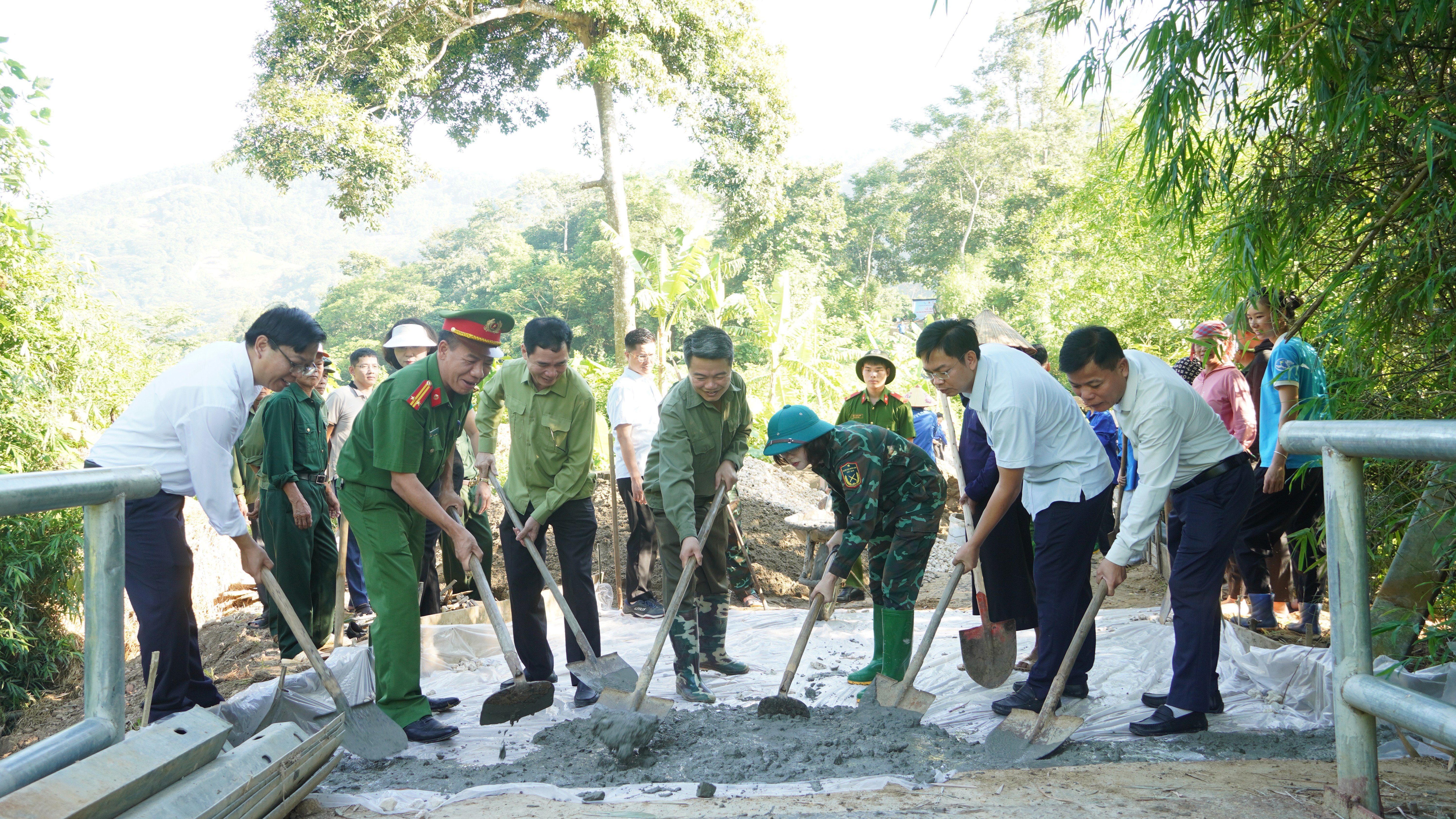 Lãnh đạo xã, cán bộ, đảng viên, thanh niên và Nhân dân tham gia đổ bê tông tuyến đường. do-be-tong.jpg