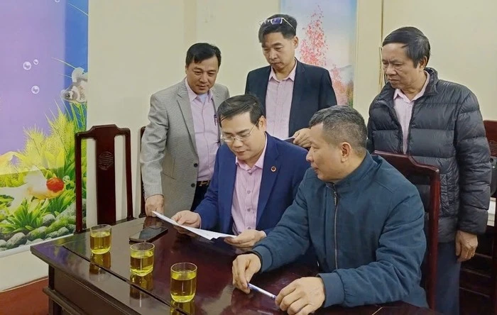 Đoàn công tác của NHCSXH trao đổi với hộ vay ở xã Vạn Hoà, thành phố Lào Cai.