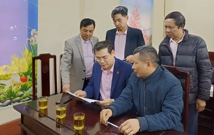 Đoàn công tác của NHCSXH trao đổi với hộ vay ở xã Vạn Hoà, thành phố Lào Cai.