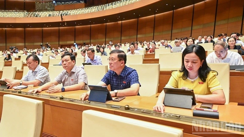 Các đại biểu Quốc hội bấm nút thông qua Luật Thuế tiêu thụ đặc biệt (sửa đổi).
