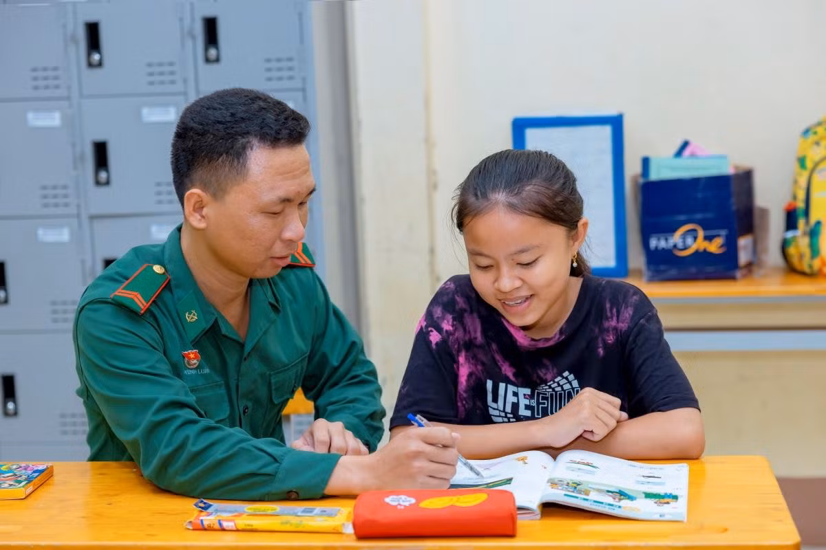Chiến sĩ Đồn Biên phòng Tuyên Bình, BĐBP Long An dạy học cho học sinh có hoàn cảnh khó khăn tại địa phương.