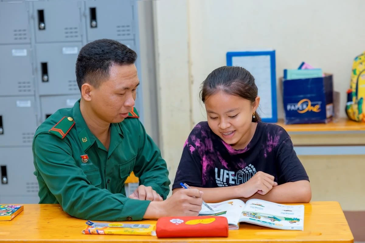 Chiến sĩ Đồn Biên phòng Tuyên Bình, BĐBP Long An dạy học cho học sinh có hoàn cảnh khó khăn tại địa phương.