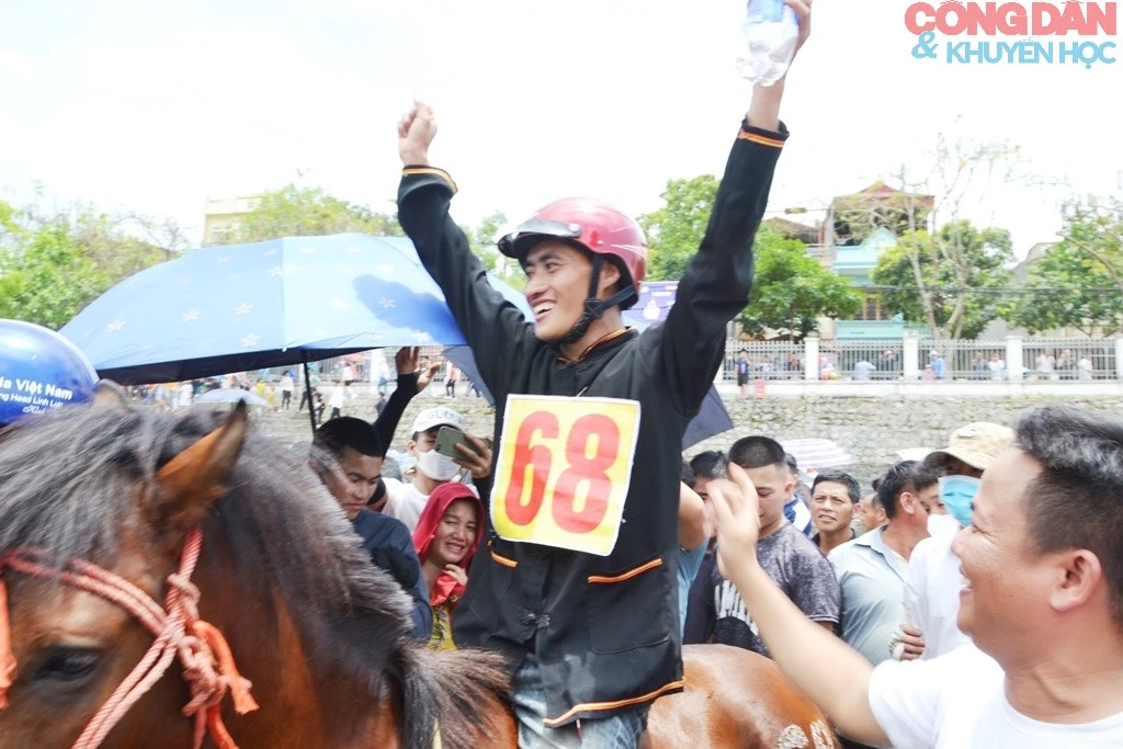 Niềm vui về đích.