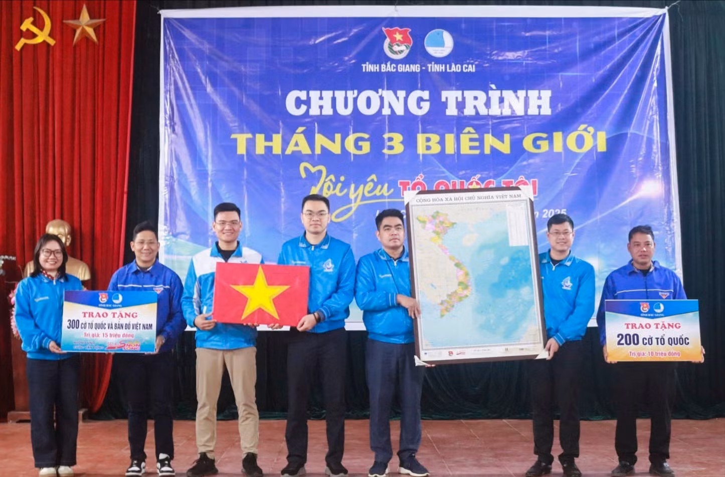 Tặng cờ Tổ quốc và bản đồ Việt Nam cho Huyện đoàn Bát Xát.