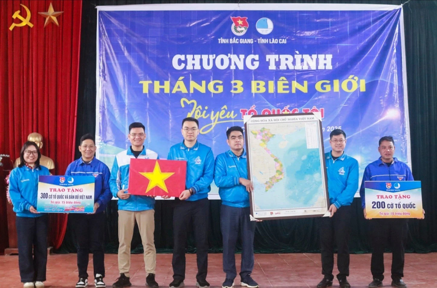 Tặng cờ Tổ quốc và bản đồ Việt Nam cho Huyện đoàn Bát Xát.