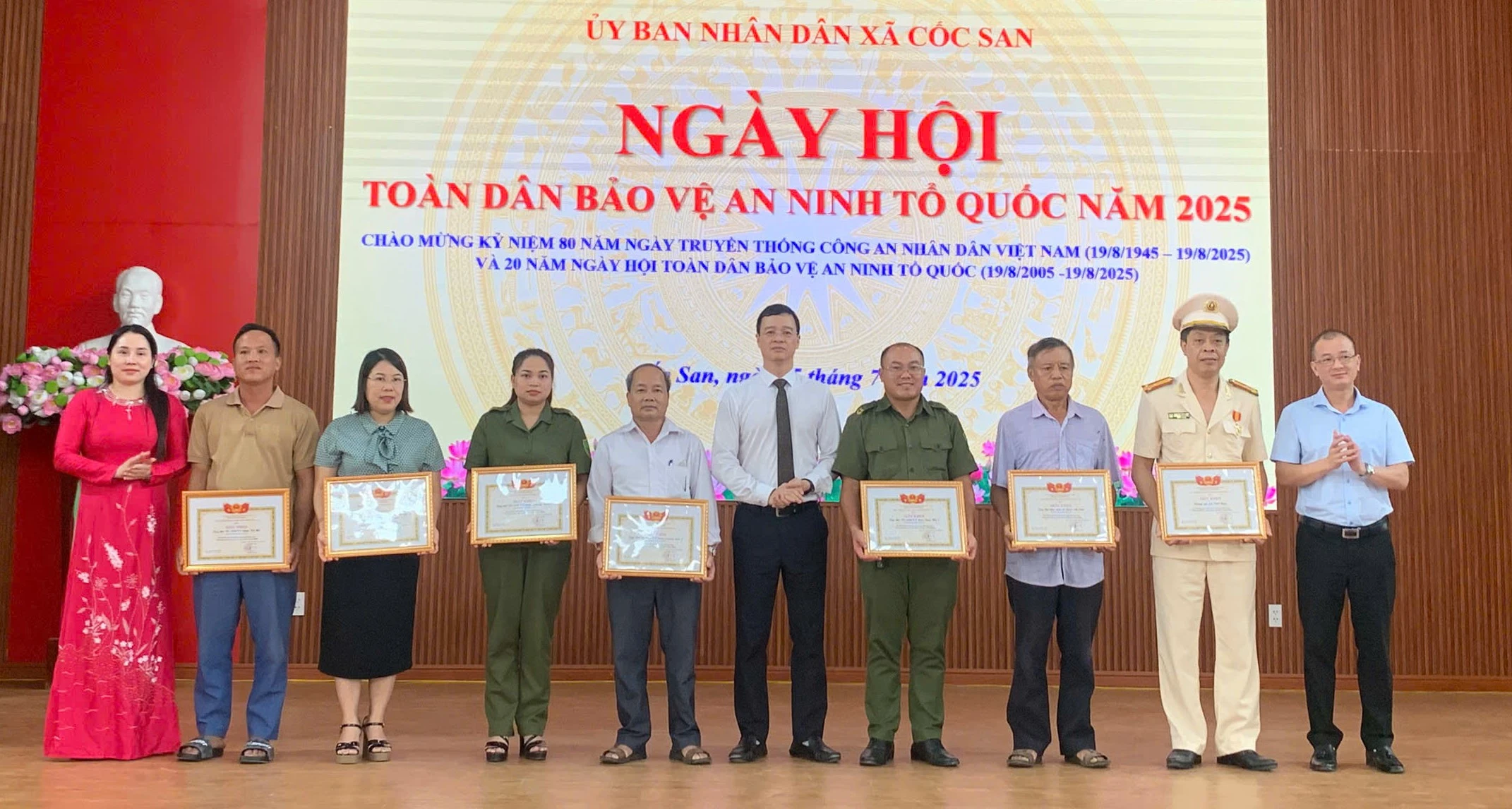 Khen thưởng các tập thể, cá nhân có thành tích xuất sắc.