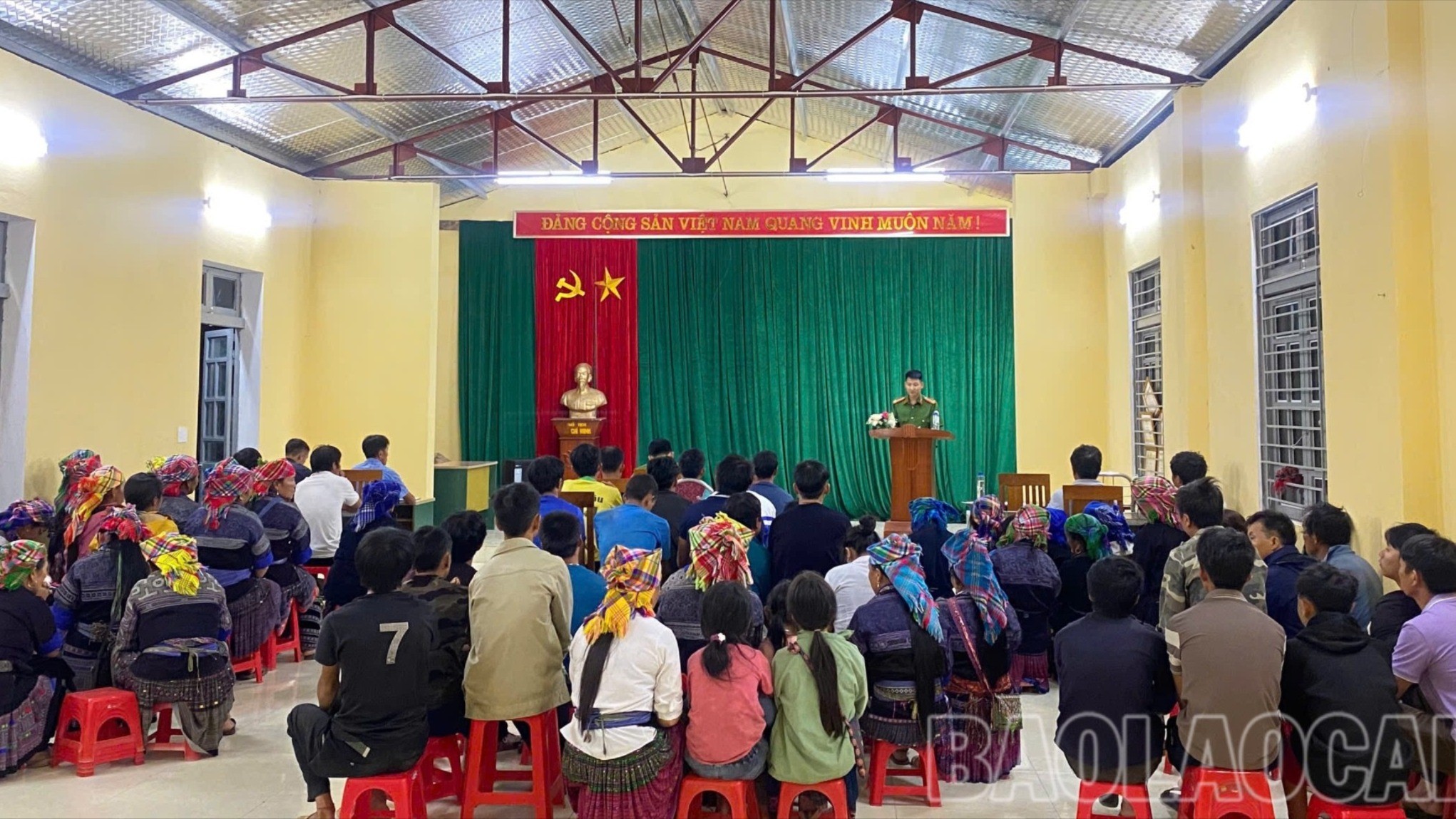 Công an xã lồng ghép tuyên truyền pháp luật tại các cuộc họp thôn, sinh hoạt chi bộ. mcc-4-4374.jpg