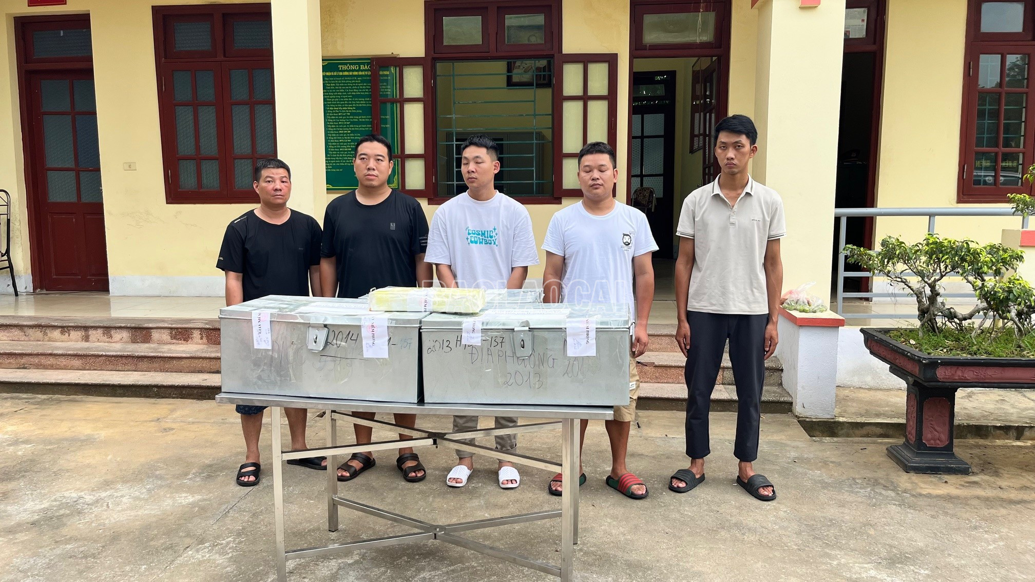 Các đối tượng liên quan cùng tang vật. baolaocai-c_icac-doi-tuong-lien-quan-du-day-van-chuyen-bac-qua-bien-gioi-cung-tang-vat-co-tri-gia-gan-7-ty-dong.jpg