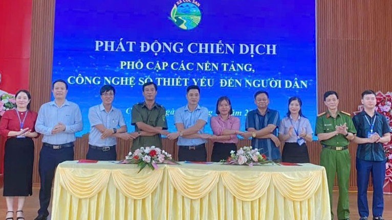 Phát động và ký cam kết về nội dung chuyển đổi số. image-1.jpg