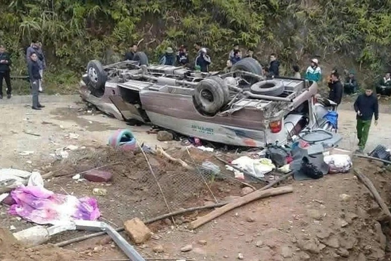 Hiện trường vụ tai nạn giao thông đặc biệt nghiêm trọng làm 09 người chết.