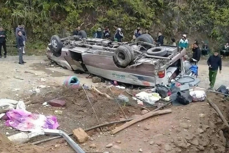 Hiện trường vụ tai nạn giao thông đặc biệt nghiêm trọng làm 09 người chết.