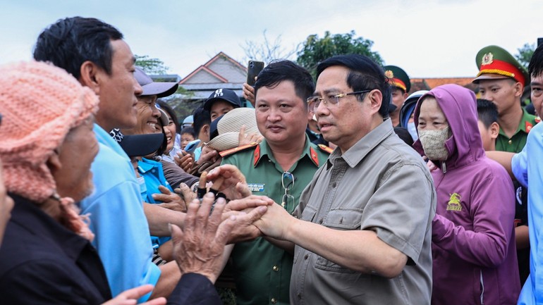 Thủ tướng Phạm Minh Chính thăm, động viên bà con nhân dân thôn Phú Thứ, xã Tây Hòa.