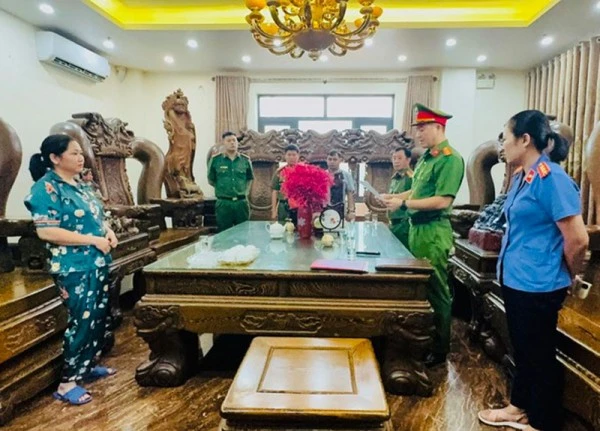 Phòng Cảnh sát kinh tế, Công an tỉnh Lào Cai thực hiện lệnh khám xét nơi ở và nơi làm việc của Nguyễn Duy Tuấn.