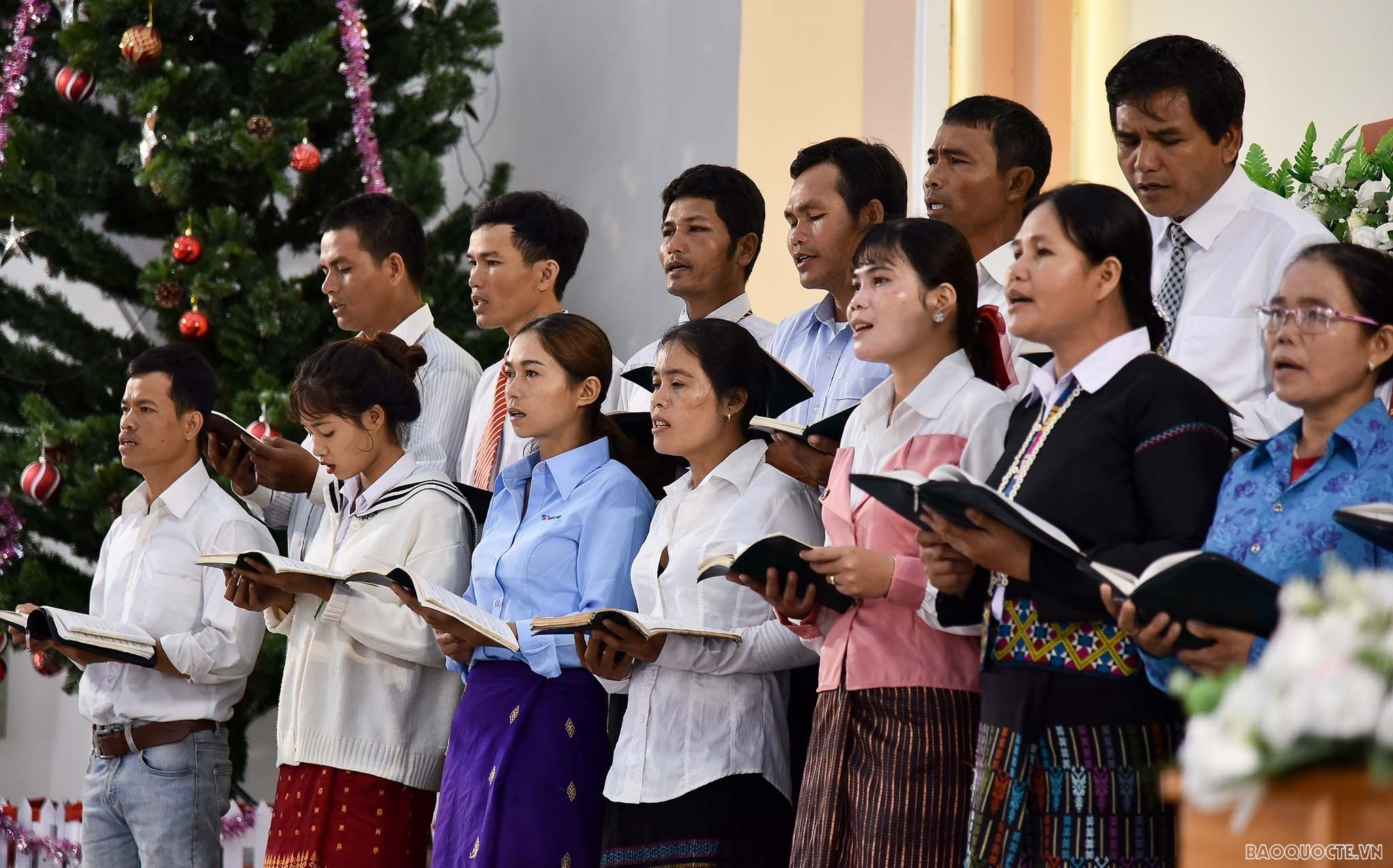 Cứ vào cuối tuần, những giáo dân thuộc Chi hội Ea Hiu của Hội thánh Tin lành lại cùng nhau cất vang tiếng thánh ca. Cứ vào cuối tuần, những giáo dân thuộc Chi hội Ea Hiu của Hội thánh Tin lành lại cùng nhau cất vang tiếng thánh ca.