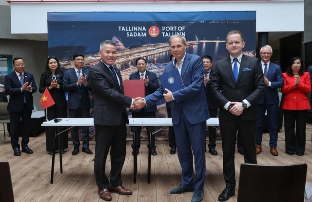 Tại Estonia, Thủ tướng Phạm Minh Chính chứng kiến Tổng công ty Hàng hải Việt Nam (VIMC) trao đổi và ký thoả thuận (MOU) về hợp tác chuyển giao công nghệ vận hành cảng thông minh với Cảng Talinn.
